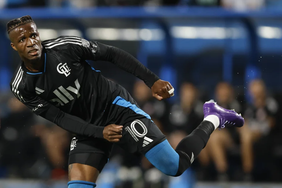 Wilfried Zaha yıldızlaştığı maçta olaya karıştı: Bir anda olanlar oldu, kırmızı kart çıktı - 1 Wilfried Zaha yıldızlaştığı maçta olaya karıştı: Bir anda olanlar oldu, kırmızı kart çıktı - 1