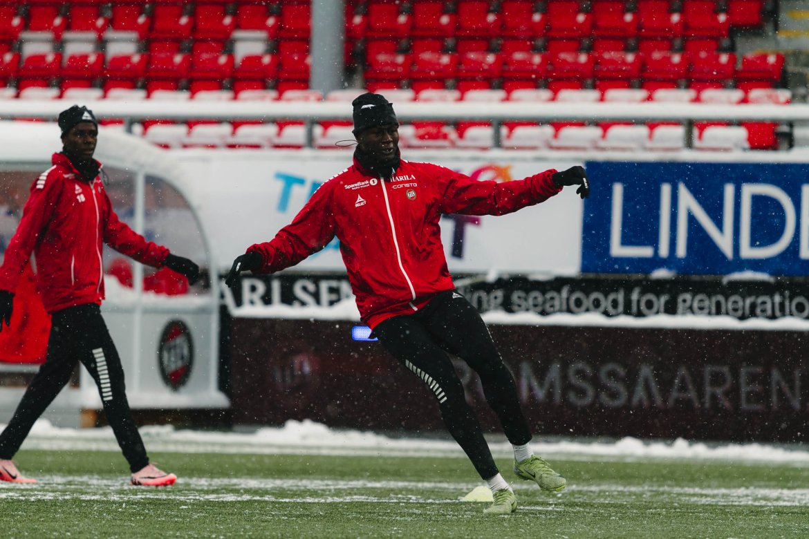 30 MİLYON EURO'LUK BONSERVİS ENGELİ Haberin en dikkat çekici detayı ise Norveç ekibi Tromsø’nün talep ettiği bonservis bedeli oldu. Kuzey ekibinin, genç savunmacı için kapıyı 30 milyon Euro'dan açtığı ifade ediliyor. Bu rakam, hem Fenerbahçe'nin transfer politikası hem de oyuncunun profesyonel kariyerindeki maç tecrübesi göz önüne alındığında oldukça yüksek bir beklenti olarak yorumlanıyor.