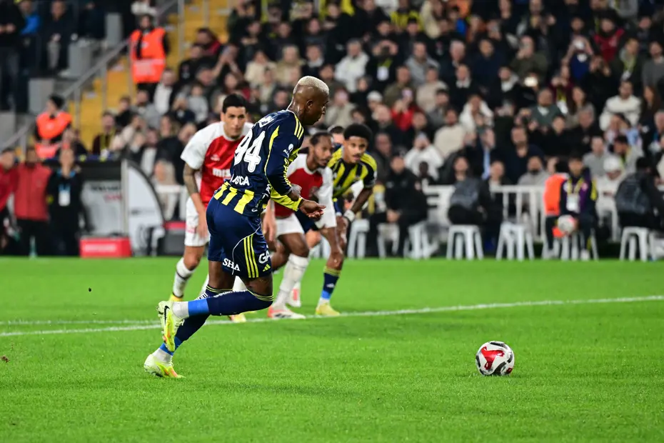 Başkan stadı terk etti: Fenerbahçe-Fatih Karagümrük maçının devre arasında hakem tepkisi - 3 Başkan stadı terk etti: Fenerbahçe-Fatih Karagümrük maçının devre arasında hakem tepkisi - 3