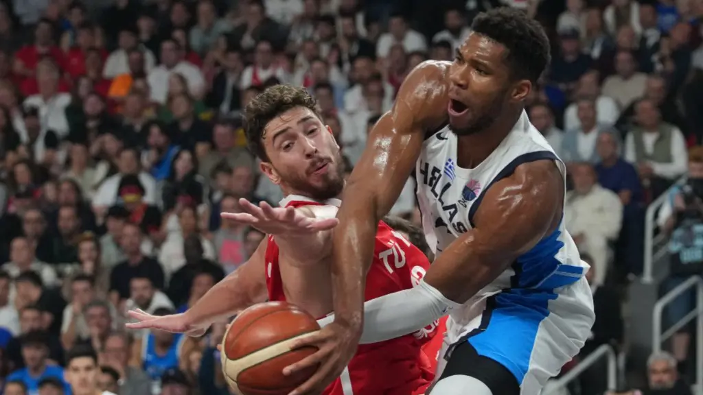 Antetokounmpo'dan Türk bayrağı için haddini aşan skandal cümle: Canlı yayında sinir krizi geçirdi