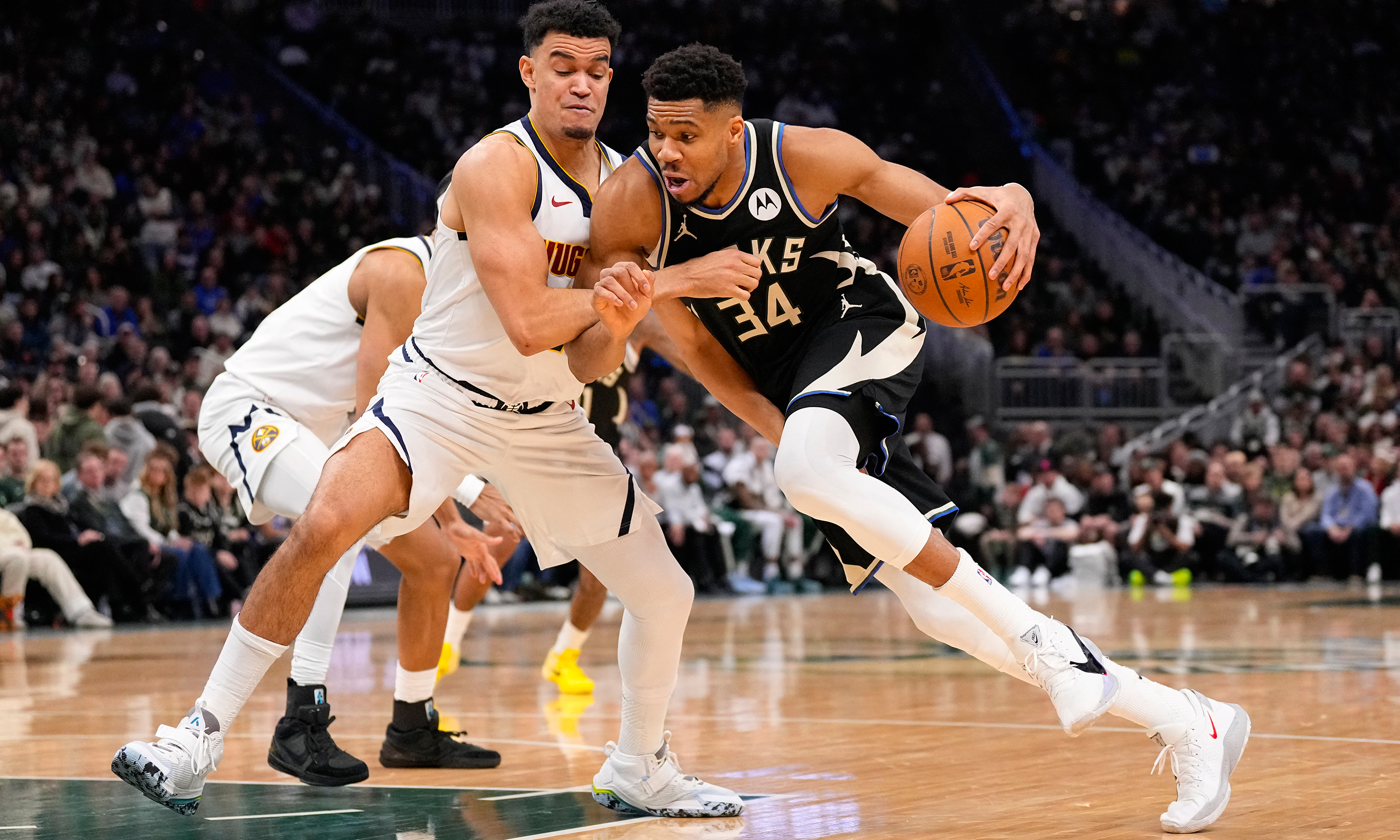 Antetokounmpo en az 1 ay yok