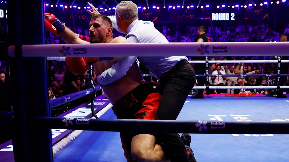 Anthony Joshua'dan ringlere efsane geri dönüş: Kabus gibi başlayan maçta rakibini ringin iplerine serdi! - 3 Anthony Joshua'dan ringlere efsane geri dönüş: Kabus gibi başlayan maçta rakibini ringin iplerine serdi! - 3