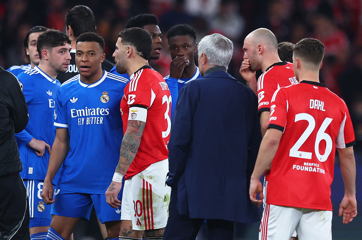 Şampiyonlar Ligi'nde geceyi sarsan olay! Koridorda birbirine girdiler