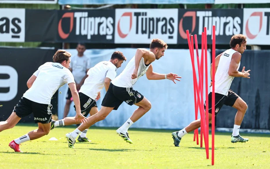 Beşiktaş'tan "gitti" derken kalıyor: Yönetim son anda kararını değiştirdi - 1 Beşiktaş'tan "gitti" derken kalıyor: Yönetim son anda kararını değiştirdi - 1