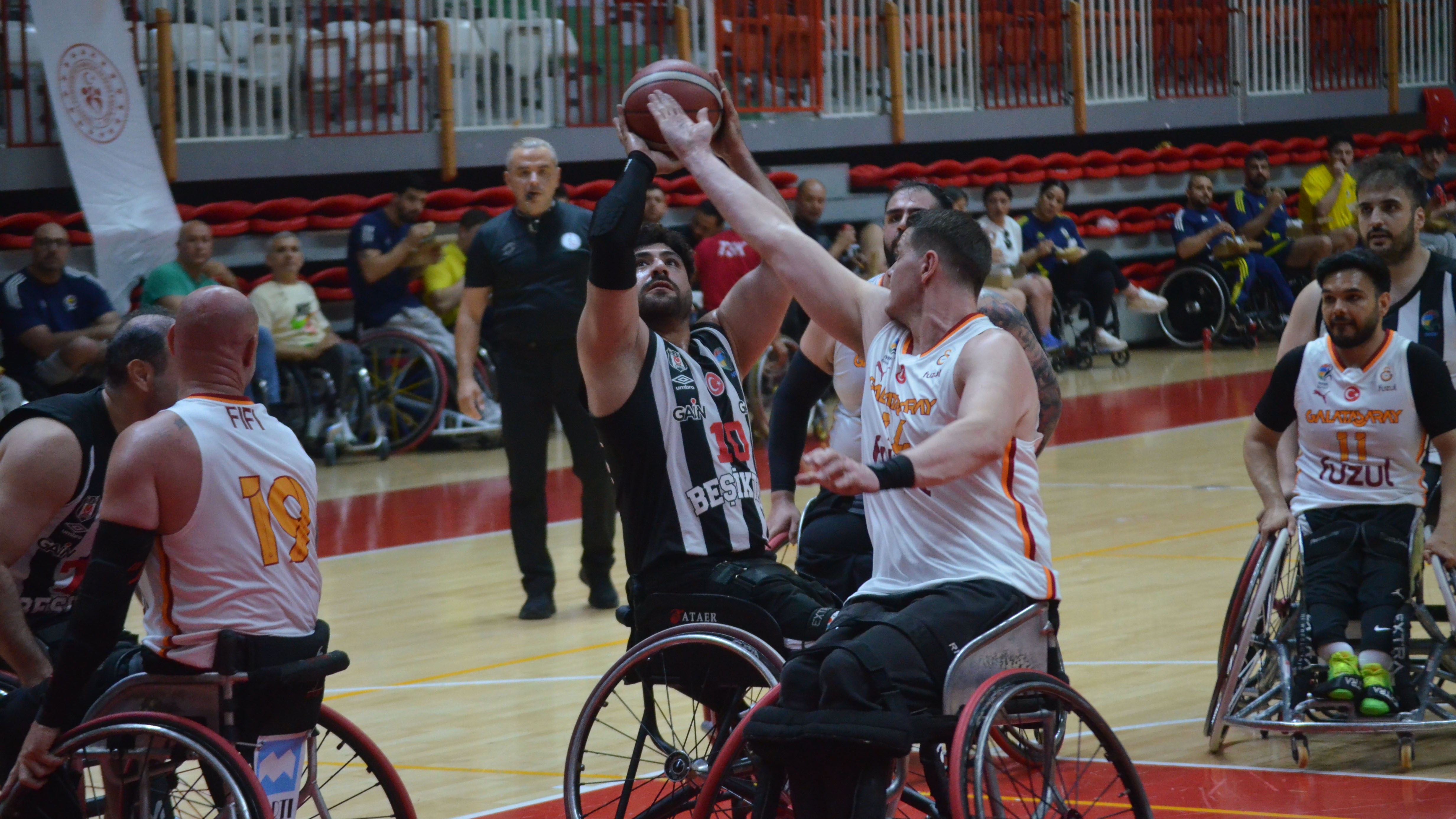 Potadaki derbiyi Beşiktaş kazandı, final biletini aldı