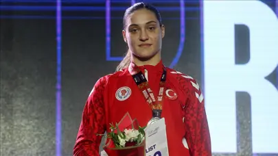 Büşra Işıldar dünya ikincisi: Milli boksörden gümüş madalya