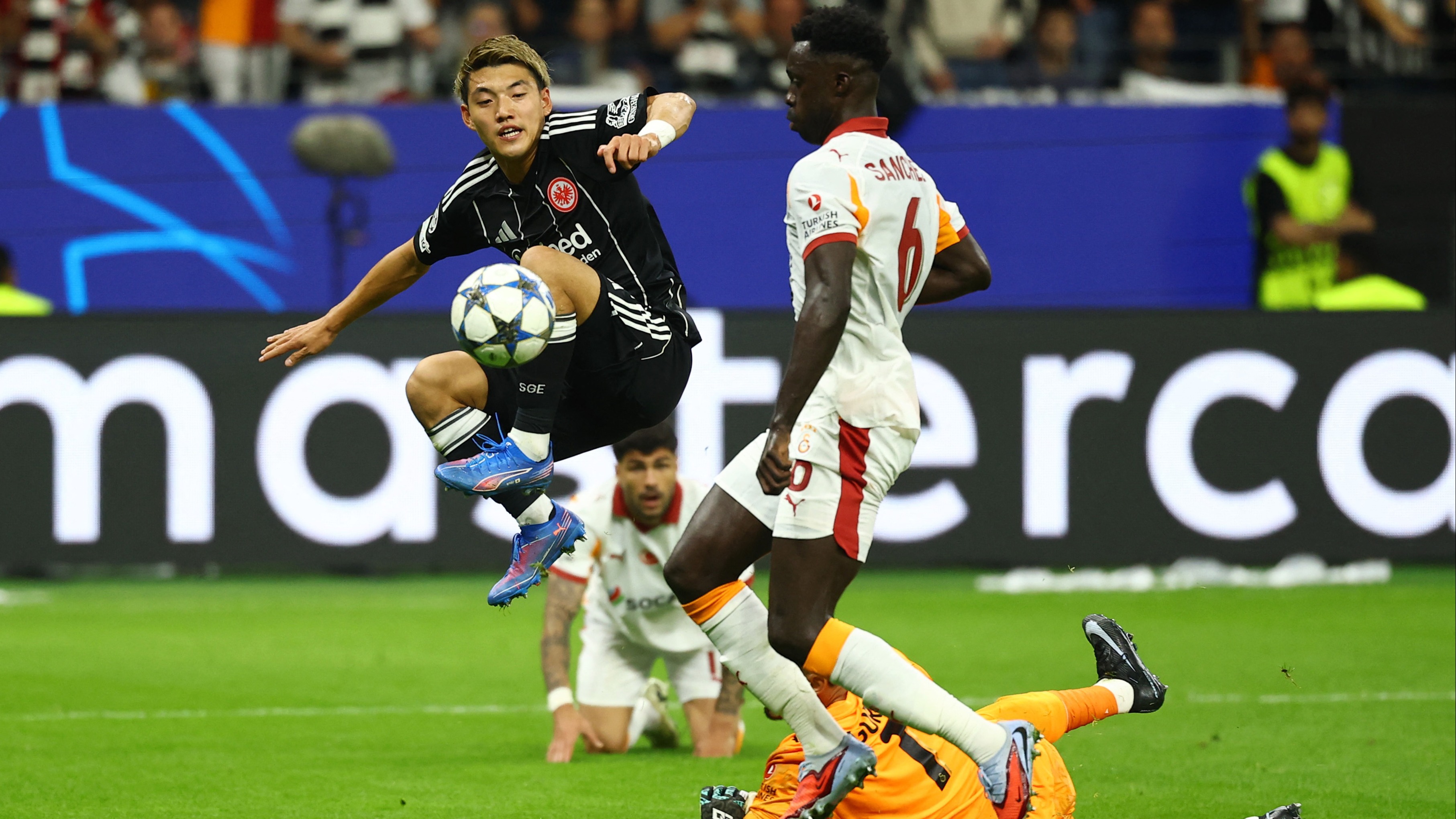 Davinson Sanchez: Frankfurt'a Çift Golle Katkıda Bulunan Gizli Kahraman!