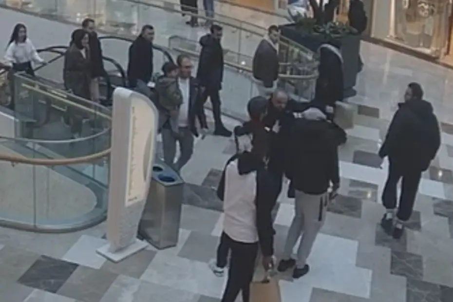 İstanbul'un göbeğinde Süper Lig'in eski yıldızına silah çektiler: AVM bir anda karıştı, görüntüler ortaya çıktı - 5 İstanbul'un göbeğinde Süper Lig'in eski yıldızına silah çektiler: AVM bir anda karıştı, görüntüler ortaya çıktı - 5