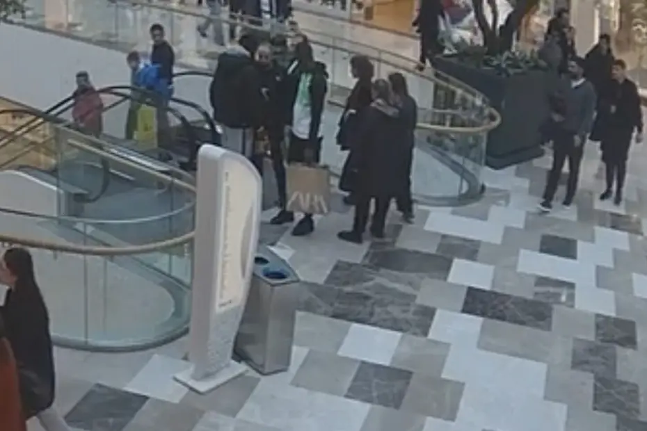 İstanbul'un göbeğinde Süper Lig'in eski yıldızına silah çektiler: AVM bir anda karıştı, görüntüler ortaya çıktı - 4 İstanbul'un göbeğinde Süper Lig'in eski yıldızına silah çektiler: AVM bir anda karıştı, görüntüler ortaya çıktı - 4