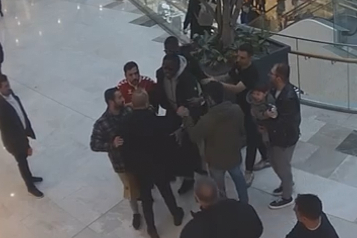 AVM'de olay! Papy Djilobodji'ye silah çekip şemsiye fırlattılar