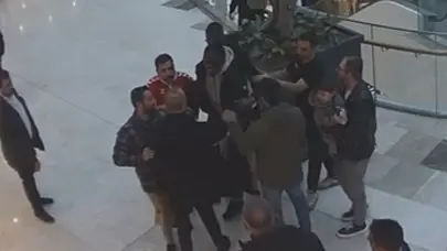 AVM'de olay! Papy Djilobodji'ye silah çekip şemsiye fırlattılar