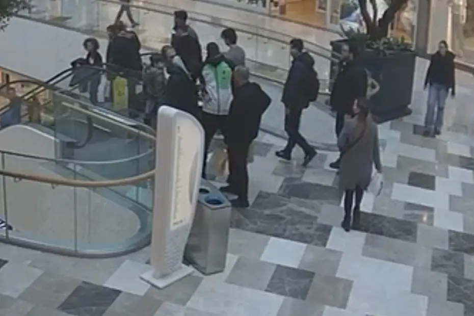 İstanbul'un göbeğinde Süper Lig'in eski yıldızına silah çektiler: AVM bir anda karıştı, görüntüler ortaya çıktı - 3 İstanbul'un göbeğinde Süper Lig'in eski yıldızına silah çektiler: AVM bir anda karıştı, görüntüler ortaya çıktı - 3