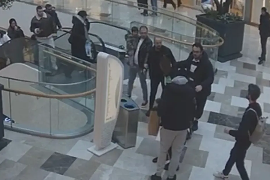 İstanbul'un göbeğinde Süper Lig'in eski yıldızına silah çektiler: AVM bir anda karıştı, görüntüler ortaya çıktı - 2 İstanbul'un göbeğinde Süper Lig'in eski yıldızına silah çektiler: AVM bir anda karıştı, görüntüler ortaya çıktı - 2