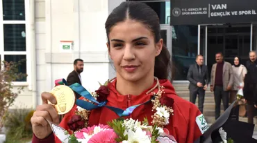 Şampiyon milli boksör Evin Erginoğuz, memleketinde coşkuyla karşılandı