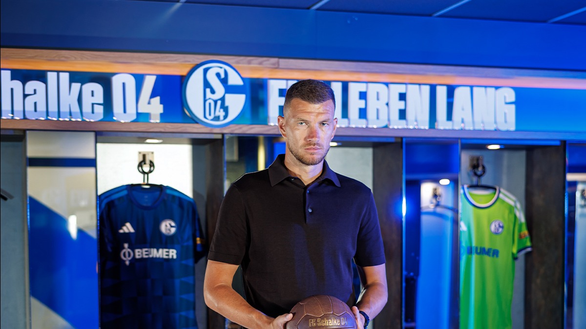 Resmi imzayı attı: Edin Dzeko 10 numaralı formayı giyecek