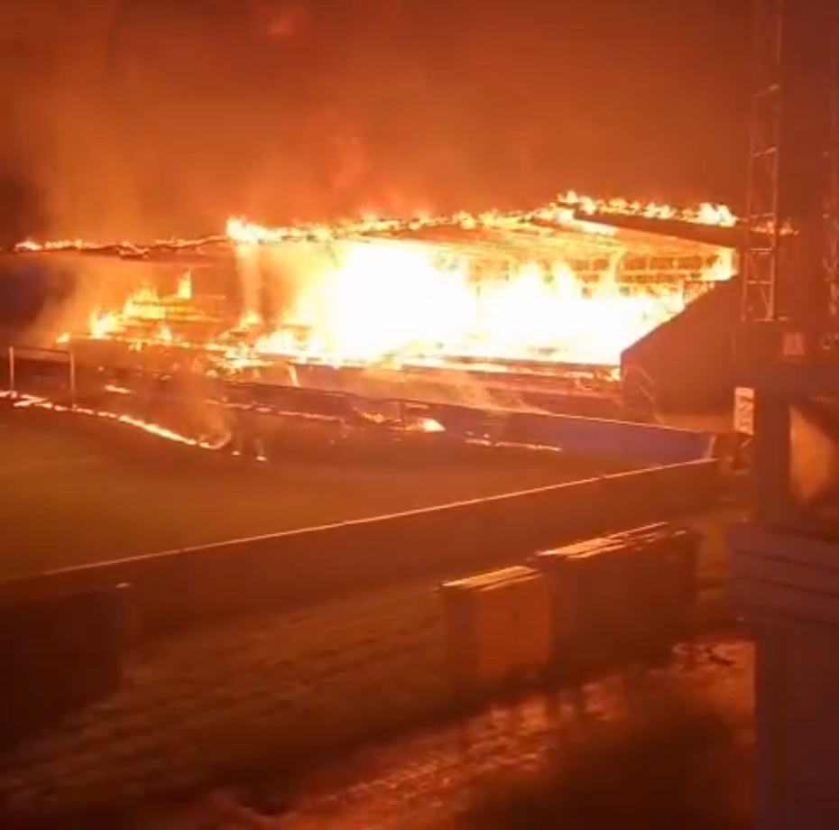 Taraftarların büyük öfkesi: Küme düşen takımlarının stadyumunu yaktılar