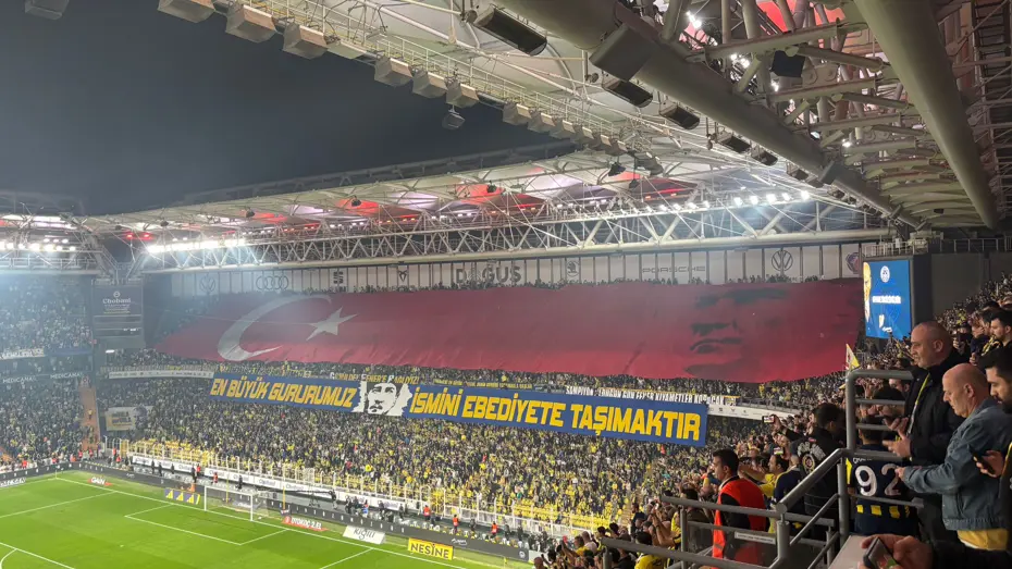 Fenerbahçe Stadı’nda Atatürk için özel pankart ve tişört - 2 Fenerbahçe Stadı’nda Atatürk için özel pankart ve tişört - 2