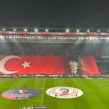 Fenerbahçe Stadı’nda Atatürk için özel pankart ve tişört