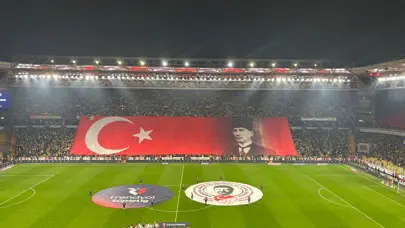 Fenerbahçe Stadı’nda Atatürk için özel pankart ve tişört Fenerbahçe Stadı’nda Atatürk için özel pankart ve tişört