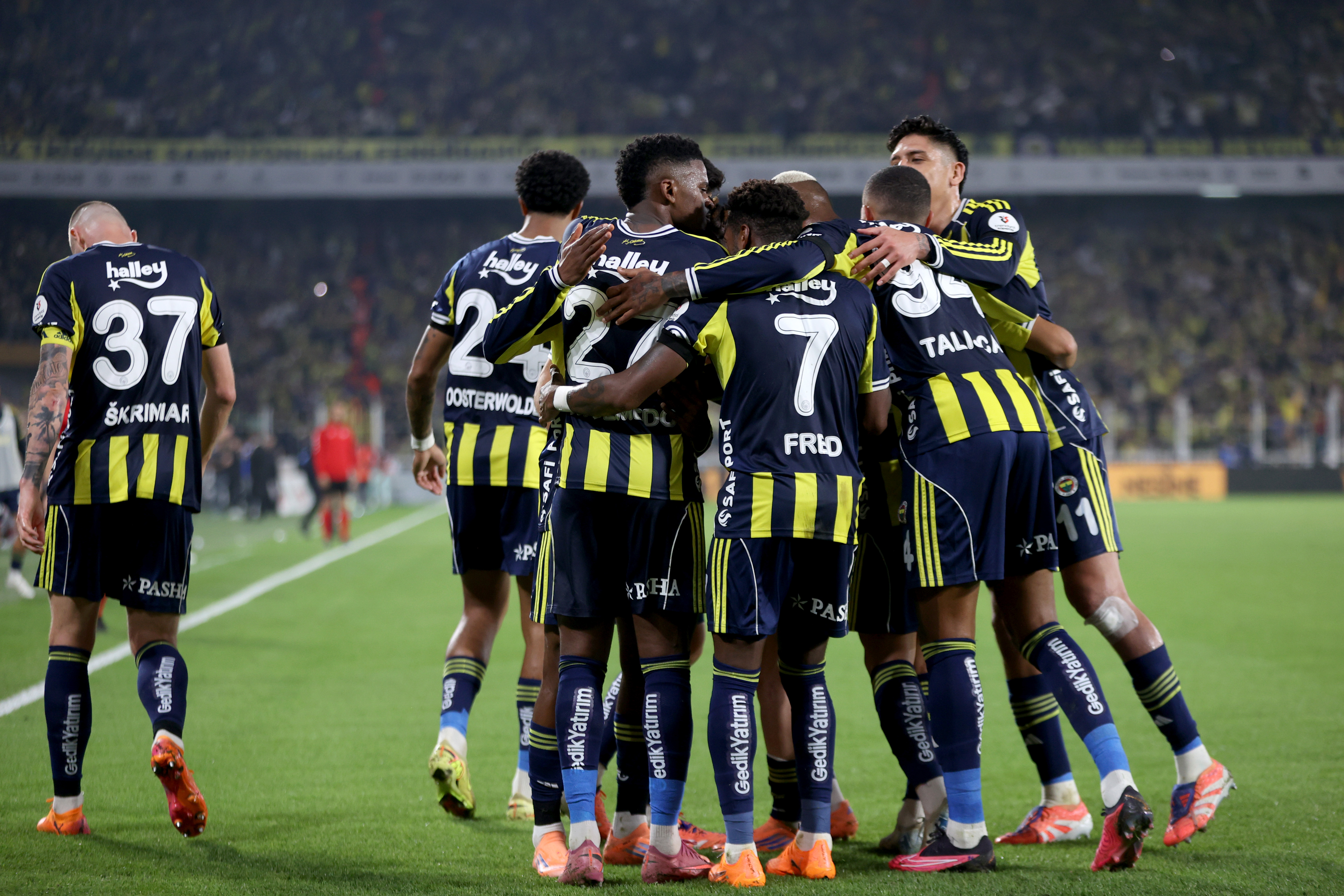 66 Haftalık 'Bu Koltuk Benim!' Çığlığı: Fener, Zirveye Uzanacak Mı?
