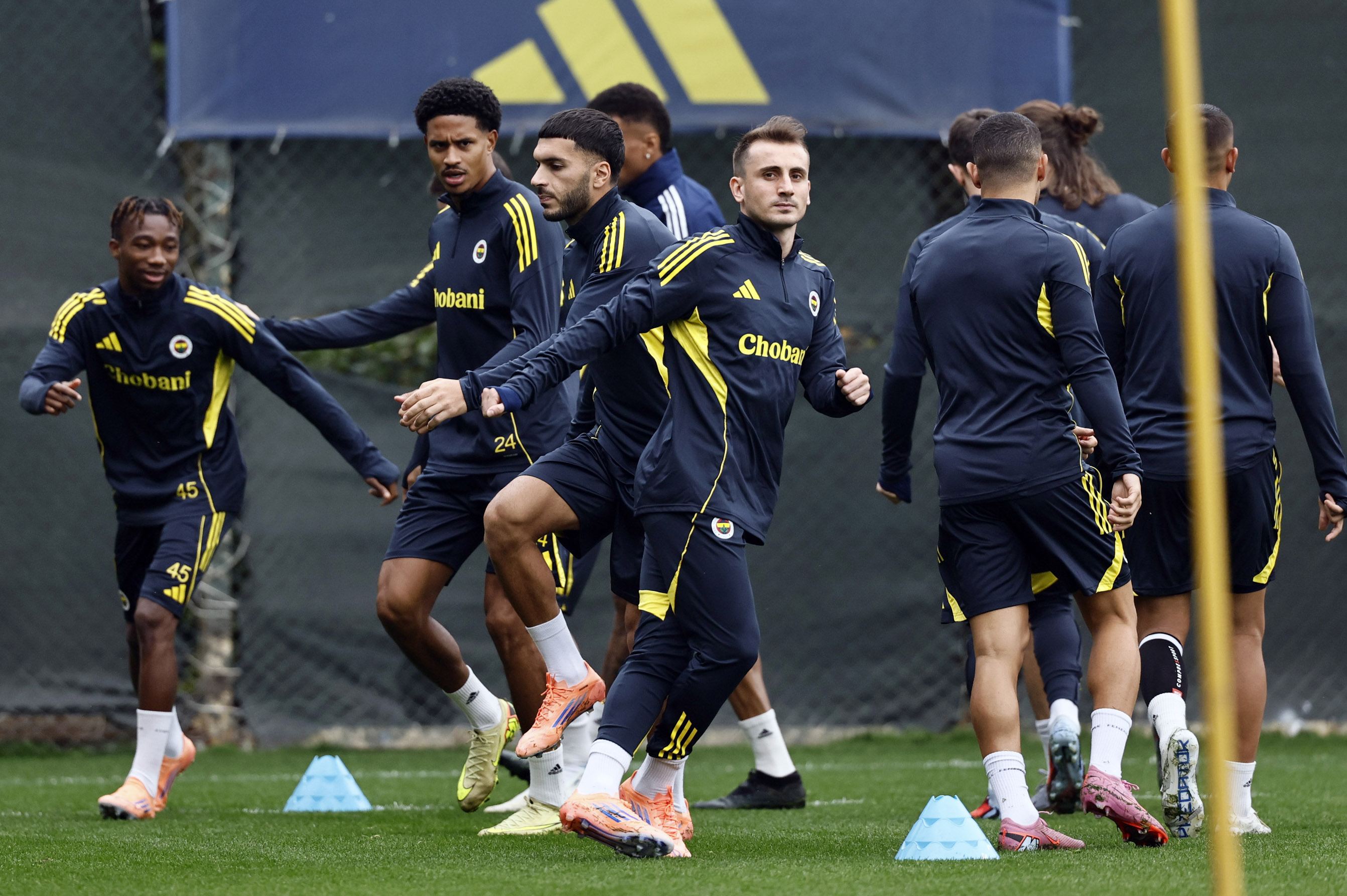 Fenerbahçe Tesisleri'nde Büyük Derbi Hazırlığı: Topu Kovalamaca Bitince Kampa Girdiler!