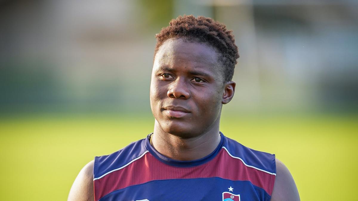 Trabzonspor'un yeni transferi ayağının tozuyla antrenmana çıktı