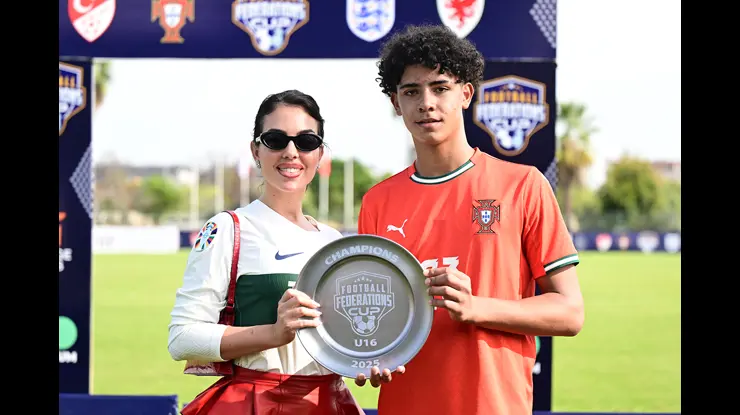 تركيا اليوم وصول عائلة كريستيانو رونالدو إلى تركيا يثير ضجة بين المعجبين والمواقع الرياضية (صور) Cristiano Ronaldo'nun oğlu, Antalya'da şampiyon oldu | NTVSpor