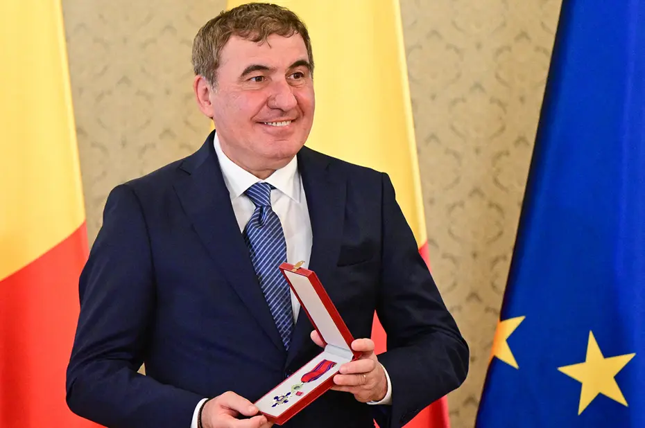 A Milli Takım'ın rakibi Romanya'da ortalık karıştı: Hastaneye kaldırılan Lucescu'nun yerine efsane isim - 4