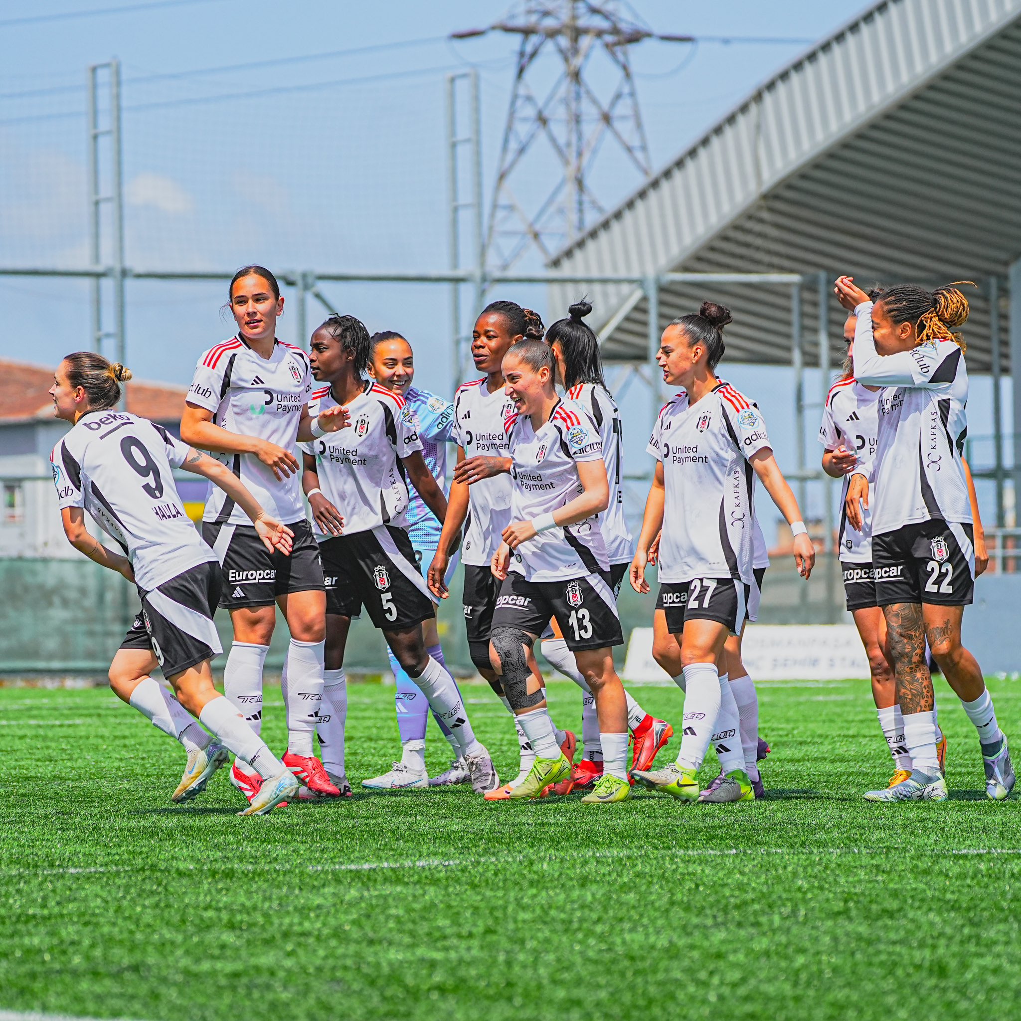 Beşiktaş'ta 8 oyuncuyla sözleşme yenilendi