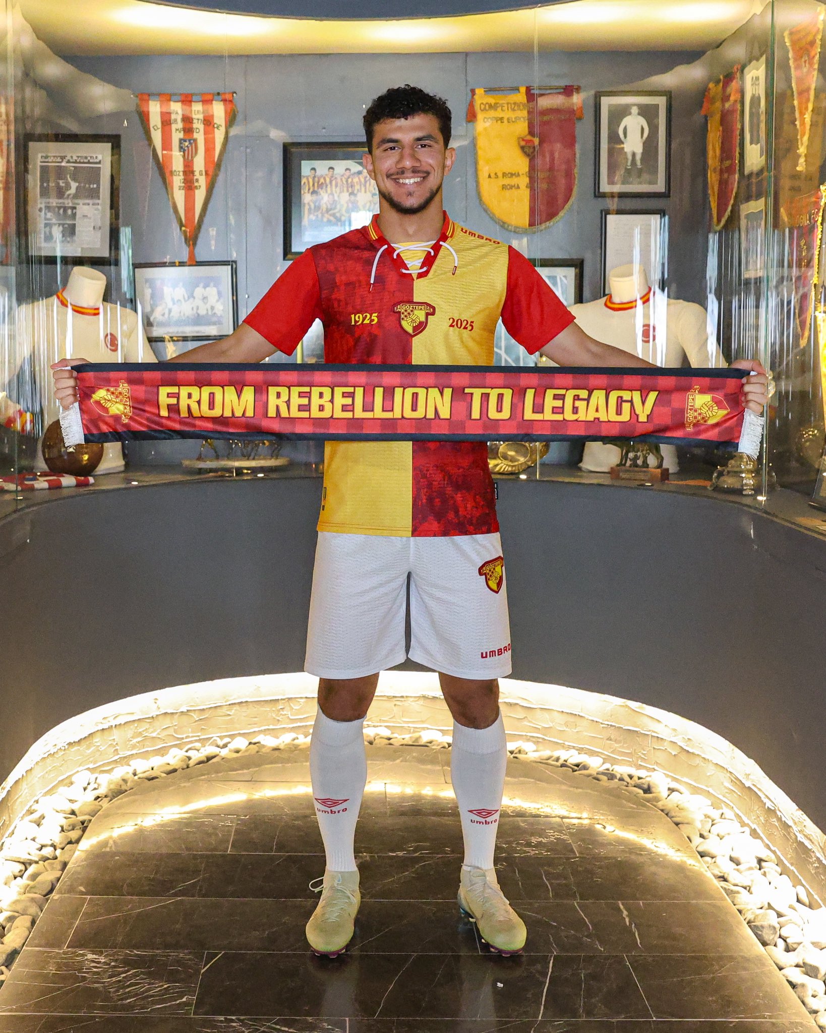 Göztepe 2006 doğumlu yeni forvetiyle imzaladı - 1