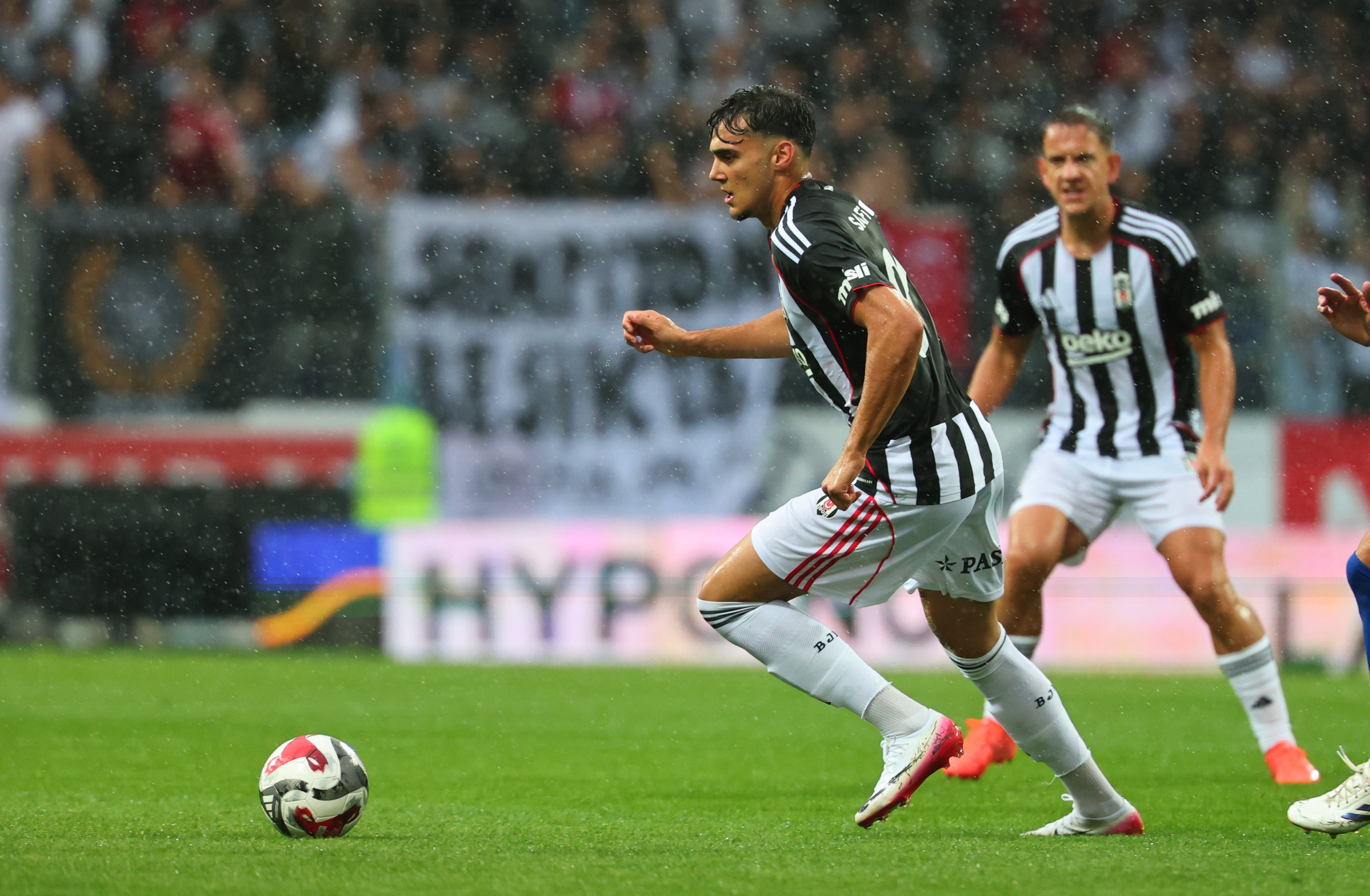 Beşiktaş sezon öncesi ilk maçında galibiyeti aldı