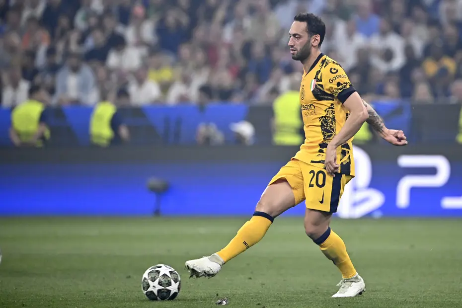Son karar Hakan Çalhanoğlu'nda: Inter bonservisi belirledi - 3 Son karar Hakan Çalhanoğlu'nda: Inter bonservisi belirledi - 3