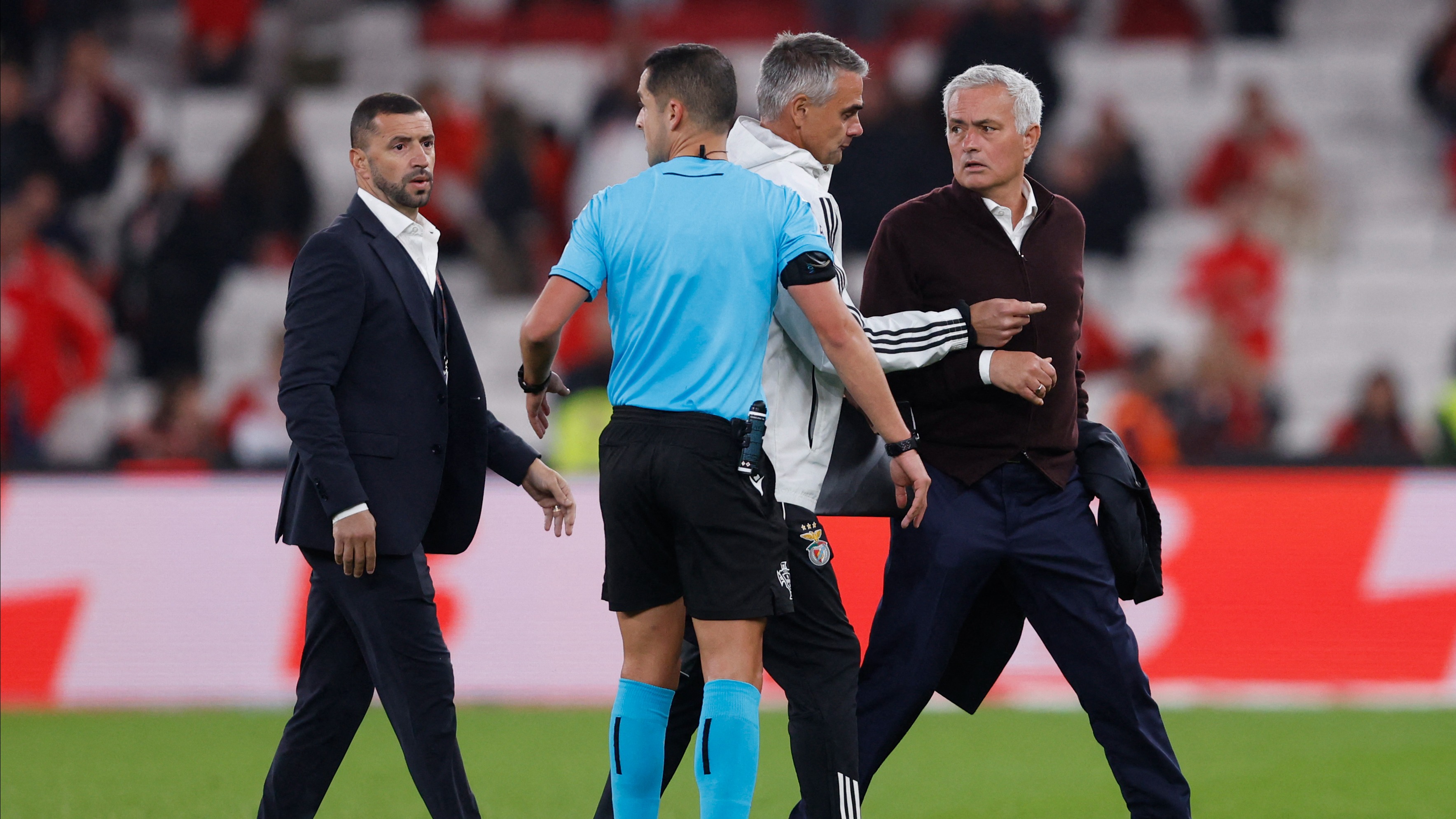 Benfica uzatmalarda yıkıldı, Mourinho sahaya girdi: Maç sonu hakemlere olay tepki