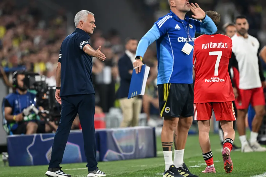 Oyundan alındıktan sonra Kerem Aktürkoğlu'ndan flaş hareket - 5