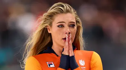 Jutta Leerdam altın madalya sonrası fermuarını açıp iç çamaşırını gösterdi, 1 milyon dolar kazandı