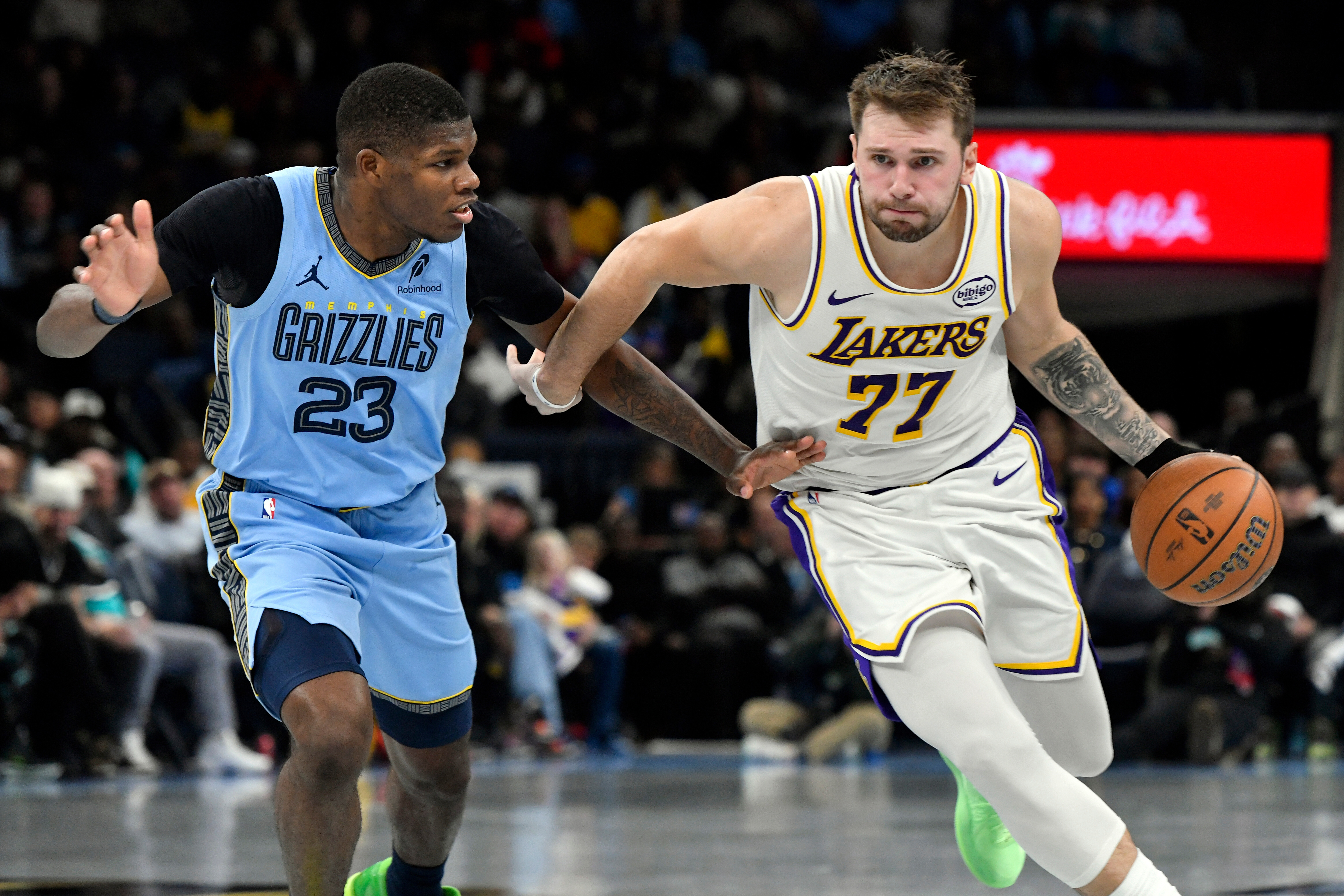 Luka Doncic 44 sayıyla Lakers'ı galibiyete taşıdı