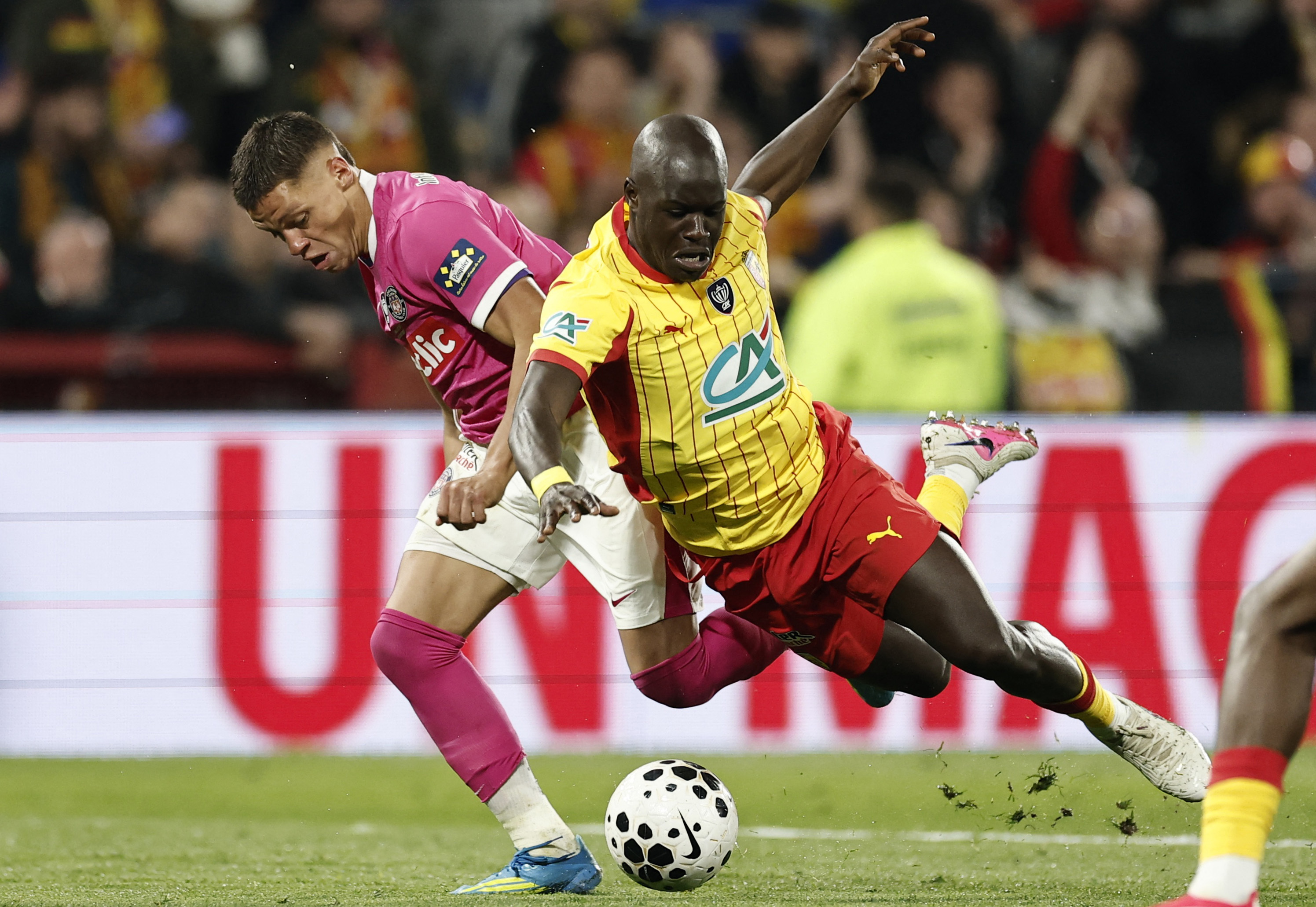 Fener, Ligue 1'in En İyi Stoperine Talip: Karşıda Hem Atletico Var Hem de Petrol Kuyusu!