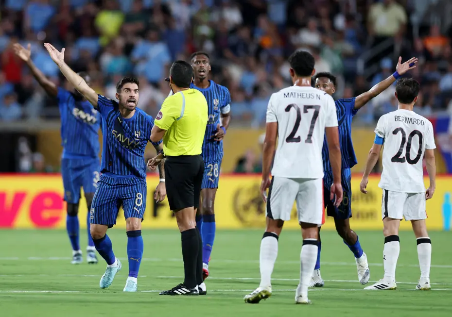  Suudiler oynamayı reddetti, hakem 4 kez uyardı - 7