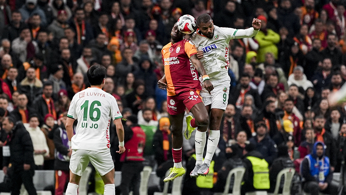 64. dakikada Mounie'nin Davinson'a müdahalesinde devam kararı doğru mu, kırmızı kart gerekir mi? Bülent Yıldırım: Güç transferi olmamış, sınırda bir hareket. Hakem kırmızı da gösterse kimse bir şey diyemez. Deniz Çoban: Ayak oturmamış, Mounie basmama gayretiyle ayağını kaydırıyor. Bu haliyle sarı kart. Hakem topu işaret etti, faul bile verilmedi. Minimum sarı kart. Bahattin Duran: Hakem buna faul bile vermedi. Bu pozisyonda Galatasaray'ın serbest vuruşla oyuna başlaması gerekiyordu. Sahada kırmızı kartı daha çok desteklerdim, sarı kartı kabul ederdim.