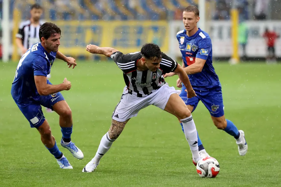 Beşiktaş'tan sakatlık açıklaması: St. Patrick's maçına devam edememişti - 4 Beşiktaş'tan sakatlık açıklaması: St. Patrick's maçına devam edememişti - 4