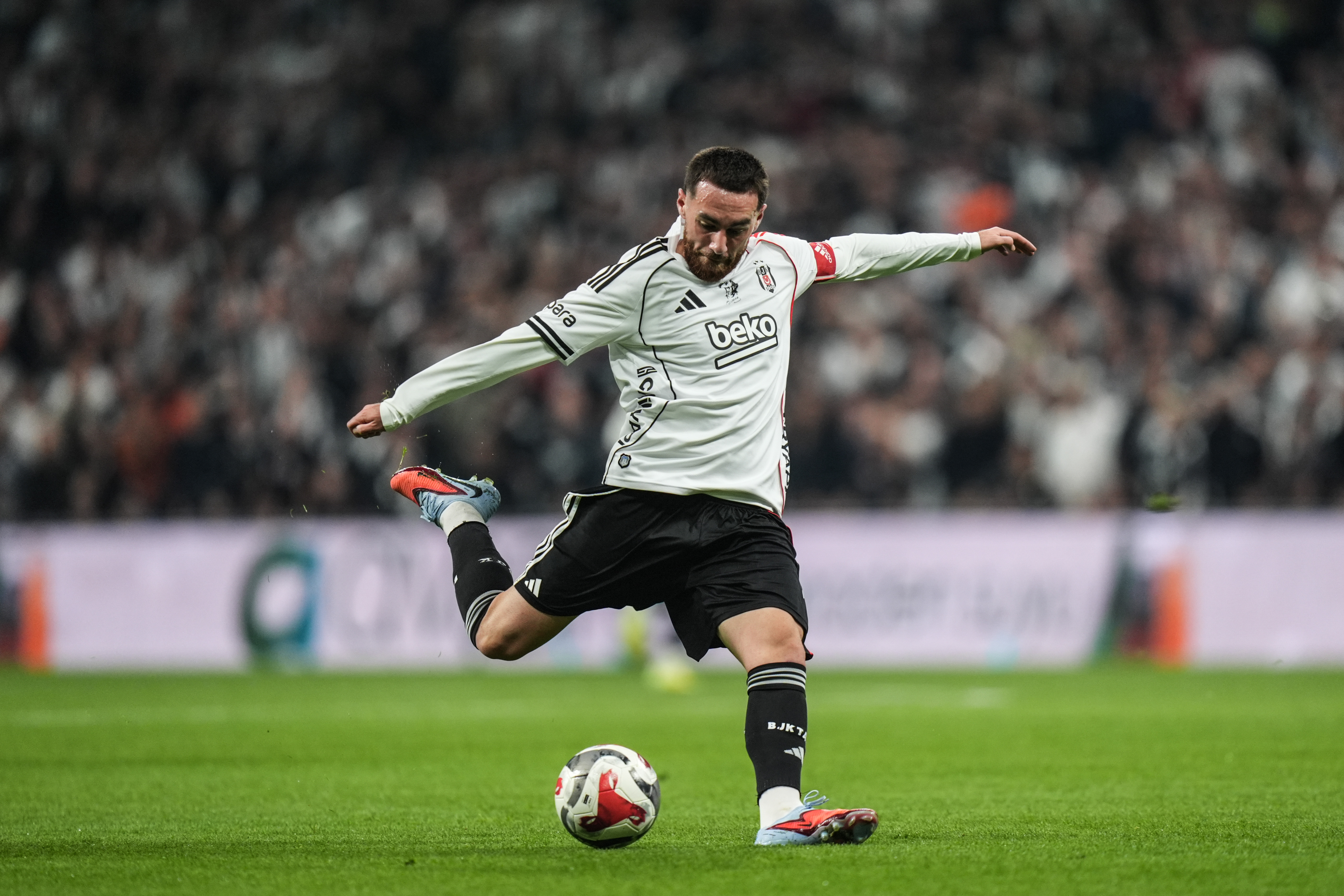 Orkun Kökçü'den derbideki kırmızı kart sonrası ilk açıklama