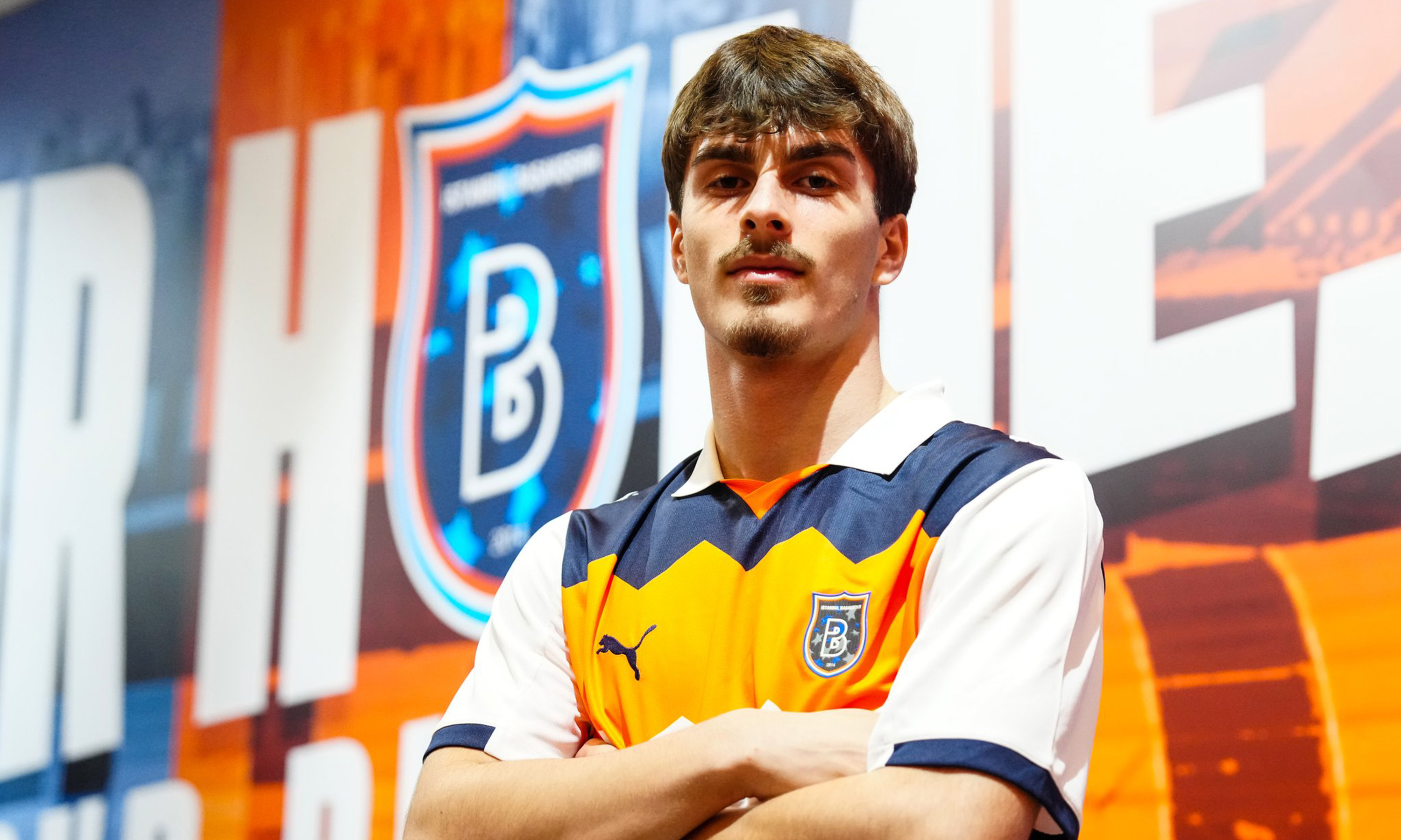 Başakşehir'den 2026 Sürprizi: Daha Ehliyet Almadan İmzayı Attı!