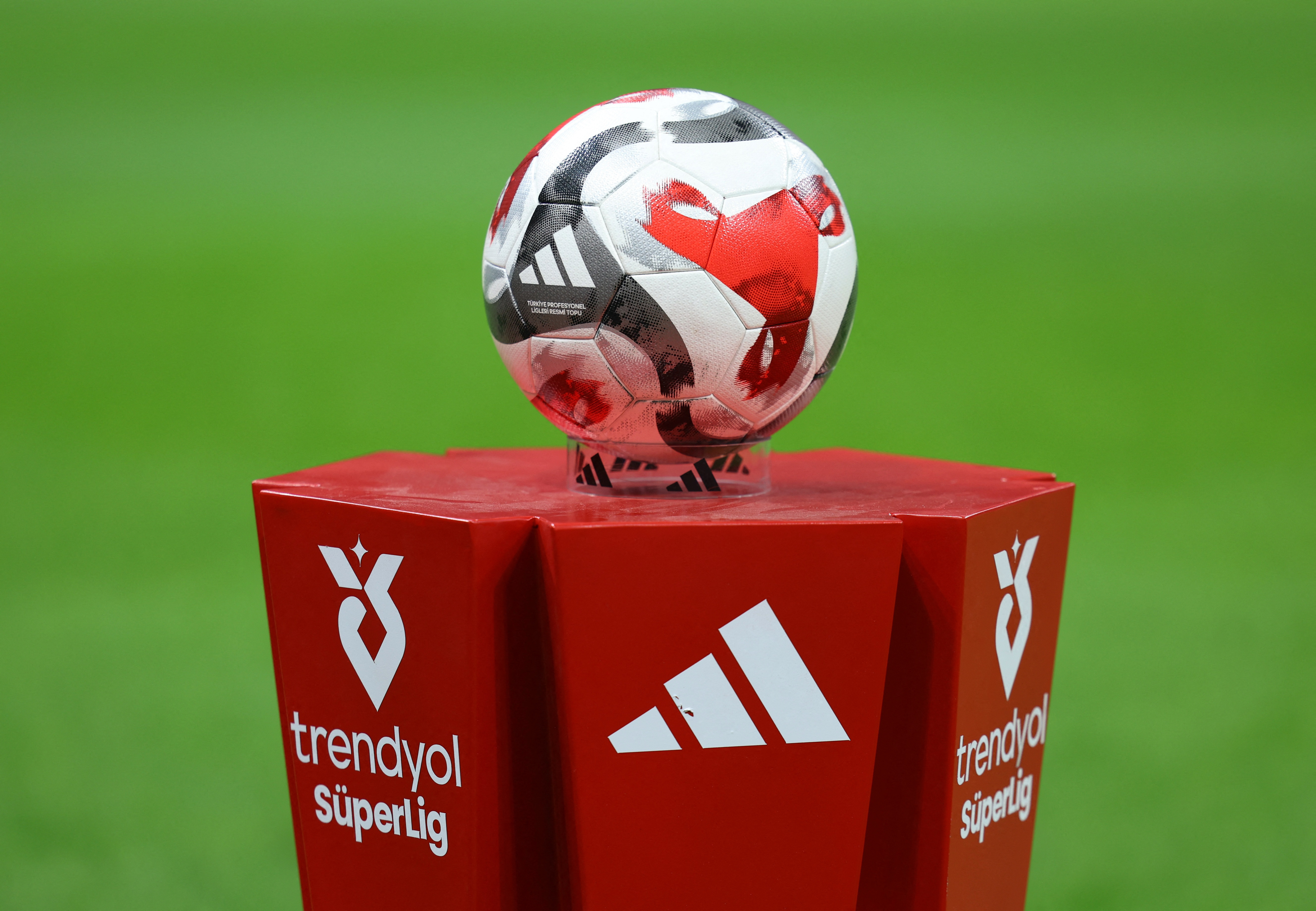 Süper Lig'de derbilerin ardından şampiyonluk oranlarında sansasyonel değişim