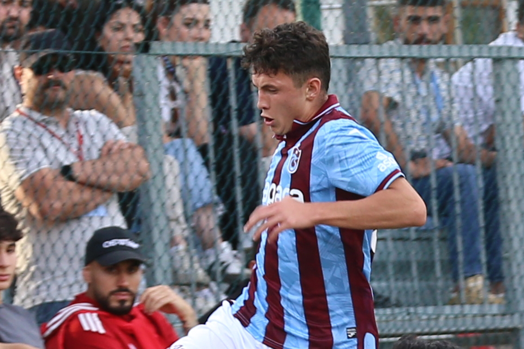 Trabzonspor'da Sezonun En Erken Tatilcisi: Taha Emre'nin Dizi Ameliyata Gitti!