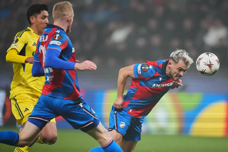 Çek futbolcu hakemle konuşmasını anlattı: Fenerbahçe maçındaki skandal penaltı kararının ardından olay yorum - 4