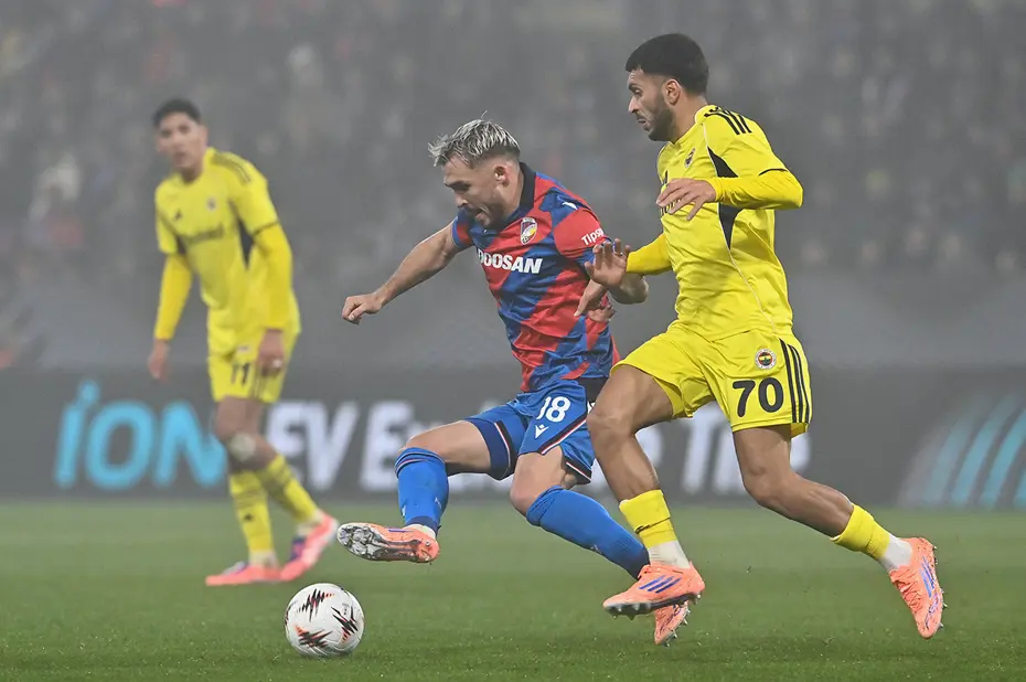 Çek futbolcu hakemle konuşmasını anlattı: Fenerbahçe maçındaki skandal penaltı kararının ardından olay yorum - 3