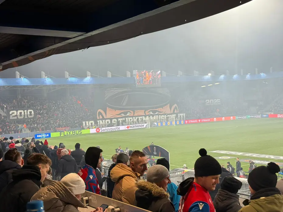 UEFA, Fenerbahçe maçında Viktoria Plzen tribünlerinin açtığı skandal pankartın cezasını açıkladı - 2 UEFA, Fenerbahçe maçında Viktoria Plzen tribünlerinin açtığı skandal pankartın cezasını açıkladı - 2