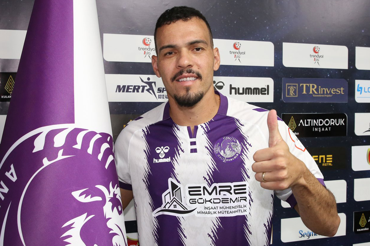 Wellington yeniden Türkiye'de: İmzayı attı