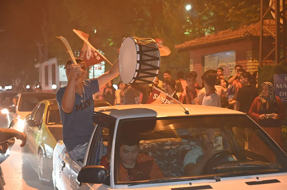 Galatasaraylı taraftarların şampiyonluk ve 5. yıldız kutlamalarından unutulmaz fotoğraflar - 11 Galatasaraylı taraftarların şampiyonluk ve 5. yıldız kutlamalarından unutulmaz fotoğraflar - 11