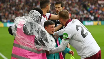 Premier Lig maçında talihsiz kaza! Gol sevinci sırasında top toplayıcı çocuk ezildi